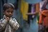 <p><strong>2016 –– India – Uttar Pradesh – Benares (Varanasi)</strong></p>
<p>Come scriveva Mark Twain “<em>Benares è più vecchia della storia, più vecchia della tradizione, più della leggenda e sembra due volte più antica di tutto questo messo insieme</em>”.</p>
<p><strong> </strong></p>
<p><strong>Varanasi</strong>, o Benares come anticamente si chiamava, è una delle città più antiche dell’India, forse addirittura la città abitata più antica del mondo. Conosciuta come la città di Lord Shiva, il dio della creazione e della distruzione.</p>
<p>Molti pellegrini arrivano sin qui quando pensano di essere prossimi alla morte, così da essere cremati e le ceneri sparse nel Gange. Morire a Benares vuol dire interrompere per sempre il faticoso ciclo delle rinascite: significa ricongiungersi finalmente all’Assoluto. Perché Benares è anche e soprattutto la città della morte.</p>
<p>In genere, nelle città indiane, il crematorio si trova fuori città ed è considerato un posto impuro. A Benares invece i morti si cremano sul fiume, in pieno centro, e Manikarnika Ghat, il principale Ghat delle cremazioni, è considerato uno dei luoghi più sacri della città. Qui, la morte è semplicemente un altro aspetto dell’esistenza. Accanto alle pire funebri, poco più in là, i bambini giocano sereni, i lavandai lavano la biancheria nel Gange e la stendono ad asciugare sui Ghat. Il sole splende, e la gente passa senza volgere lo sguardo o turbarsi attraversando crocchi di gente in lutto accanto alle pire funebri.</p>
<p>Benares, come la chiamano i suoi abitanti, Varanasi, come la chiama il governo o Kashi, come la chiamano i bramini, è una città unica nel suo genere, che racchiude e dilata fino al parossismo tutte le contraddizioni, le bellezze e le brutture dell’India di ieri e di oggi. Un posto che sfugge a ogni definizione e a ogni tentativo di descrizione.</p>
<p>Benares appare oggi agli occhi dei viaggiatori esattamente come veniva descritta nelle più antiche cronache di viaggio conosciute: rumorosa, confusionaria, sporca, cadente eppure, nonostante questo, dotata di un fascino inspiegabile e arcano. Un luogo che si può detestare o amare perdutamente, ma che non lascia mai, proprio mai indifferenti. A Benares, il tempo scorre in modo diverso: o forse, semplicemente, ha cessato di scorrere. A Benares nulla è semplice, niente è come appare.</p>
<p>La città è costruita in modo da guardare il sole che sorge: sull’altra sponda del fiume, ci sono soltanto canneti e campi coltivati. Il suo nucleo più antico si sviluppa lungo la riva occidentale del Gange: e il fiume, con le sue gradinate, è parte integrante e cuore della città. Sulle rive del fiume si prega, ci si lava, si celebrano riti matrimoniali o funebri, si gioca, si lavora o semplicemente si guarda l’acqua scorrere e la gente andare e venire. Con la sacra acqua del Gange si lavano gli dèi nel tempio e si fanno offerte di fiori e frutta a Ganga, la dea del fiume. Nel Gange si gettano le statue degli dèi dopo i festeggiamenti, i cadaveri dei bambini e dei santi, che non debbono essere cremati, e le ceneri dei defunti.</p>
<p>Questa città non è sacra solo all’Induismo, ma ha un altissimo valore anche per il Buddhismo poiché nei suoi pressi sorge il complesso di Sarnath, in cui si trova l’albero sacro portato da Bodhgaya e sotto il quale il Buddha raggiunse il nirvana e fece il suo primo discorso.</p>